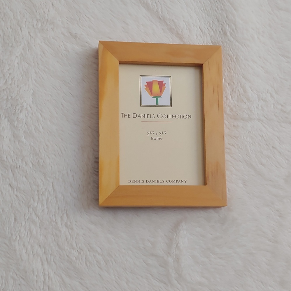 NWT The Daniels Collection frame 2 1/2 x 3 1/2